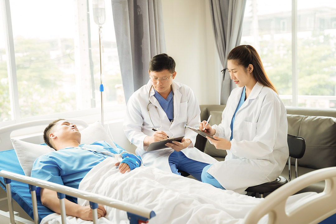 International patient consulting doctor in India for dental implant treatment